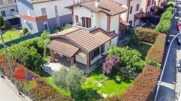 Villa Singola di testa con giardino, Taverna e Box